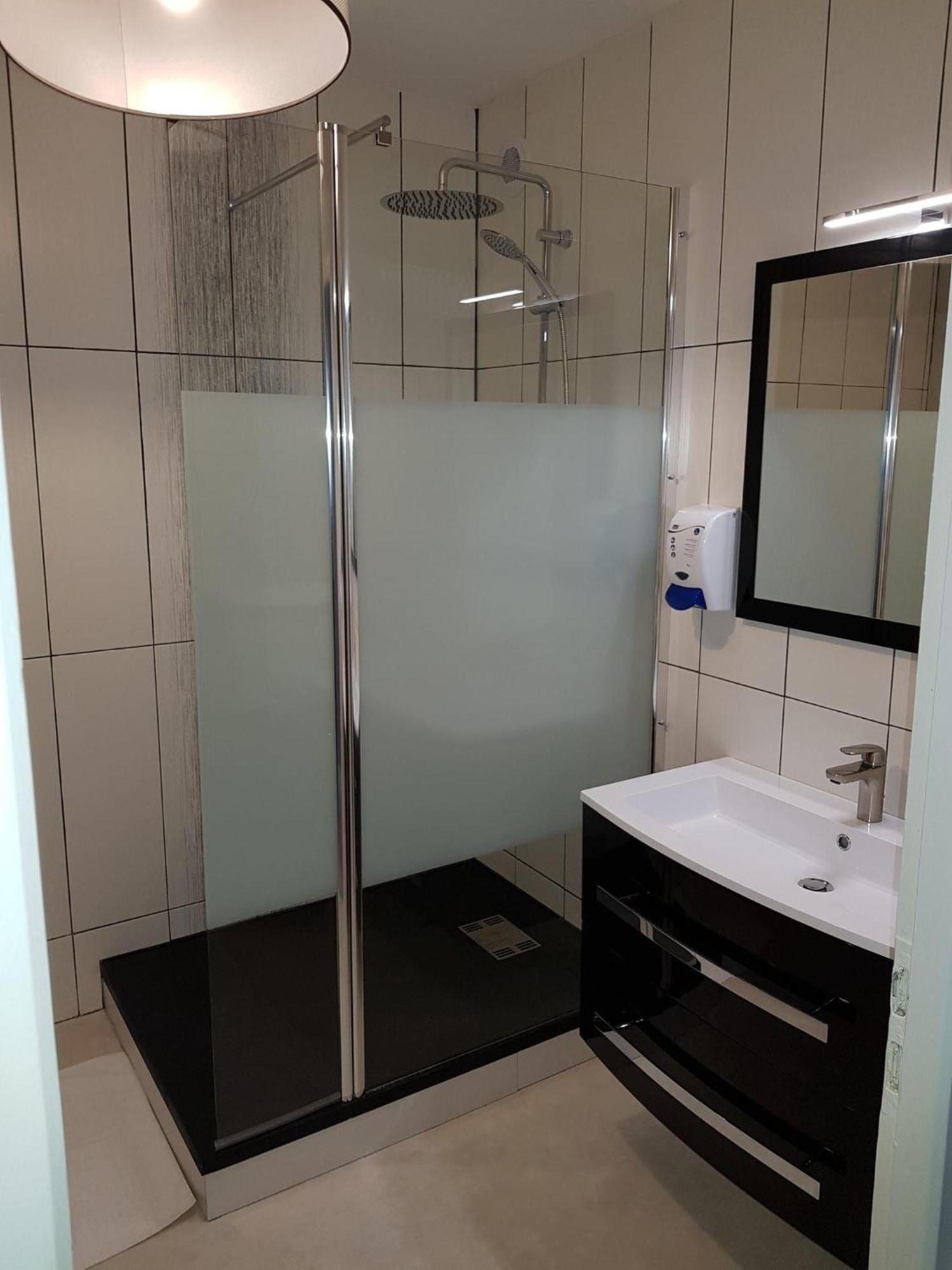 Hotel Le Lyon Vert Commentry Zewnętrze zdjęcie