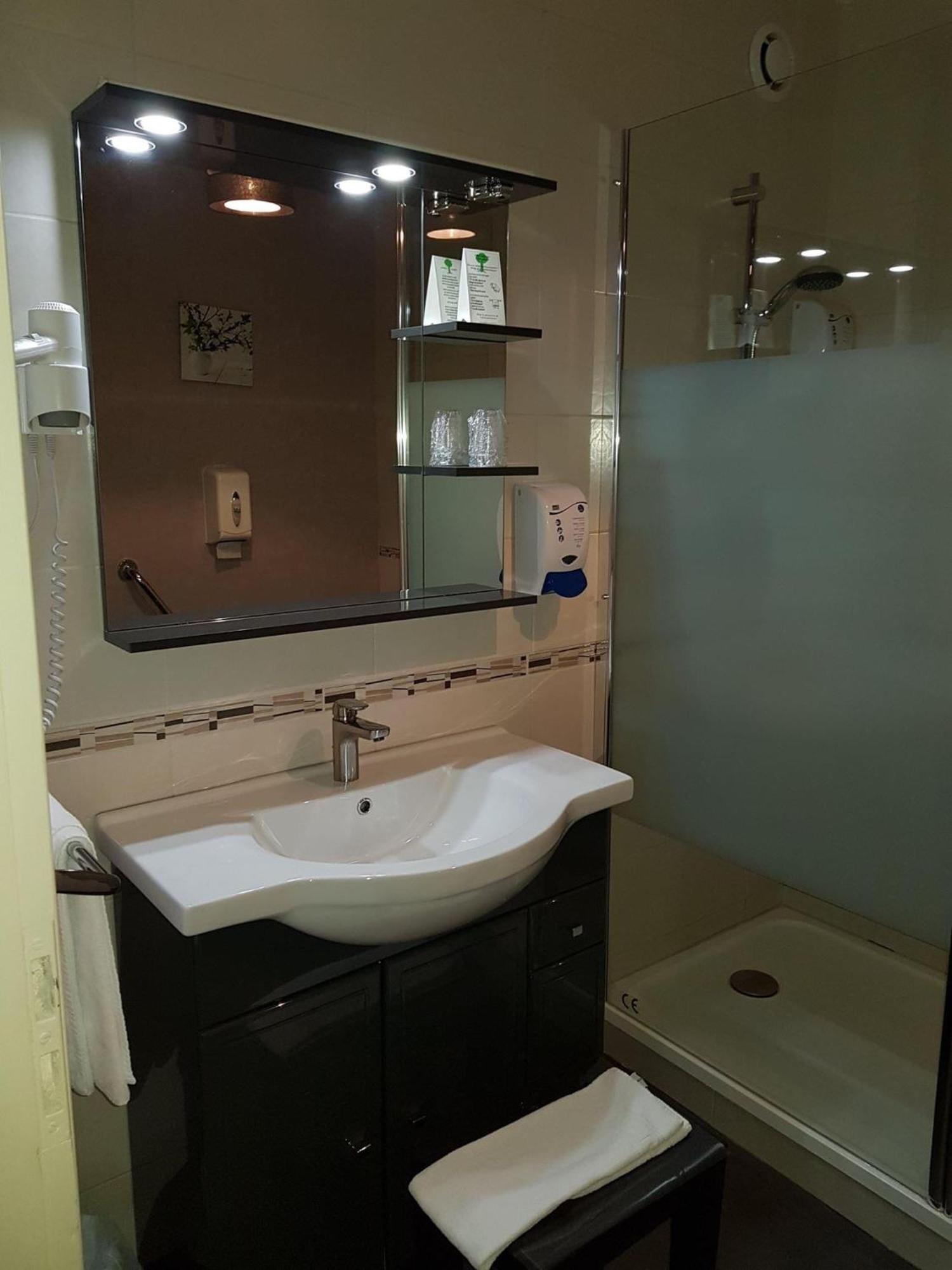 Hotel Le Lyon Vert Commentry Zewnętrze zdjęcie