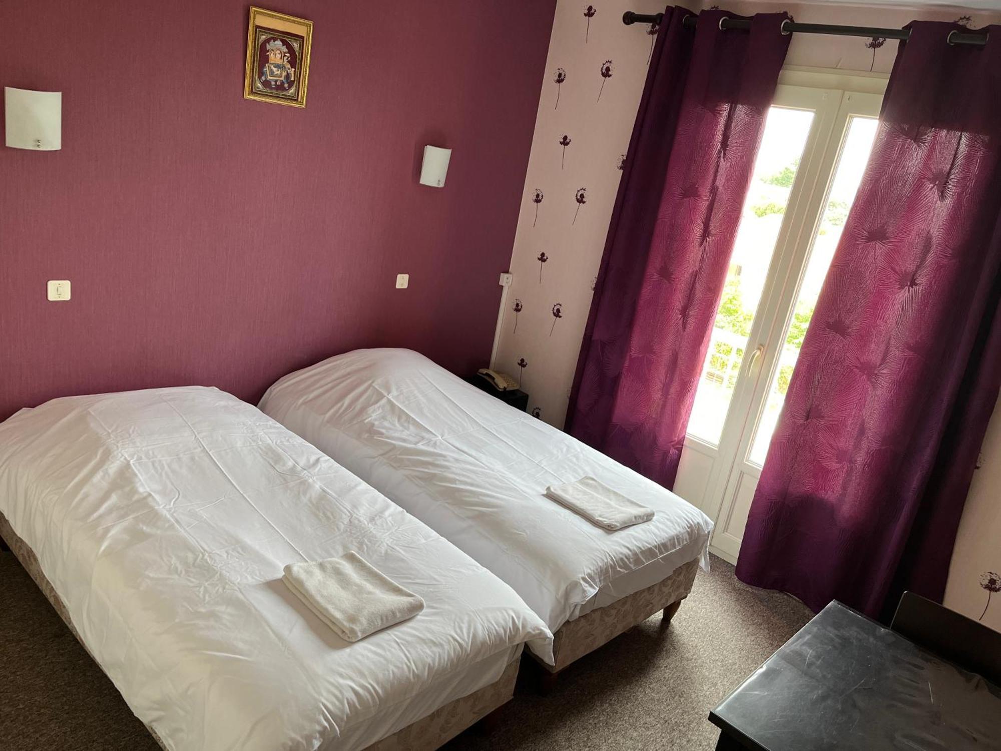 Hotel Le Lyon Vert Commentry Zewnętrze zdjęcie