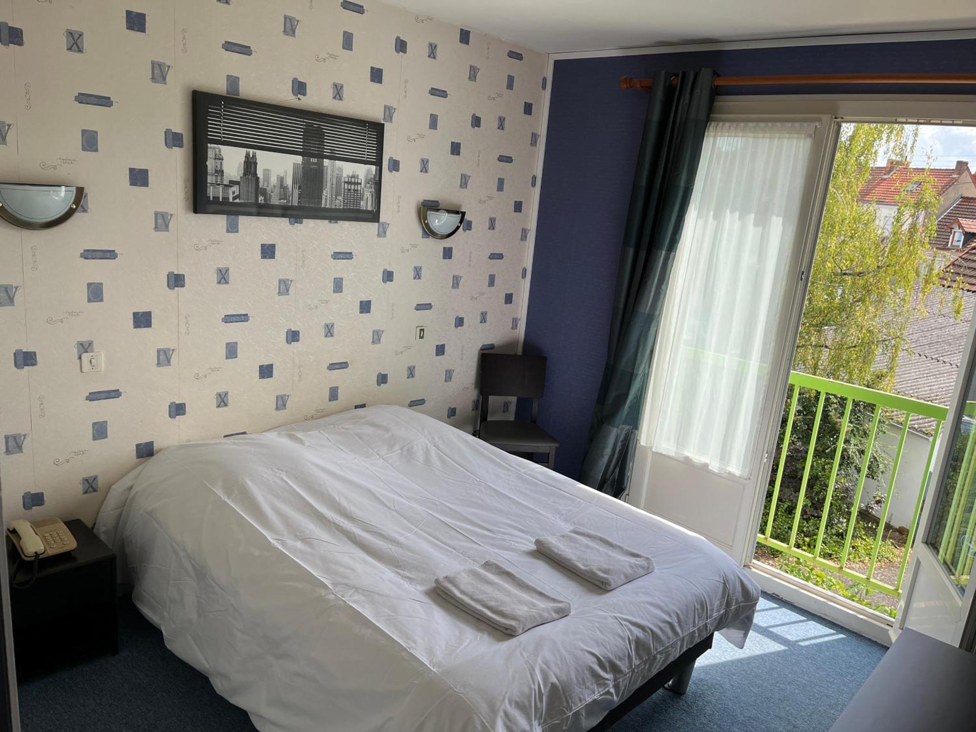 Hotel Le Lyon Vert Commentry Zewnętrze zdjęcie