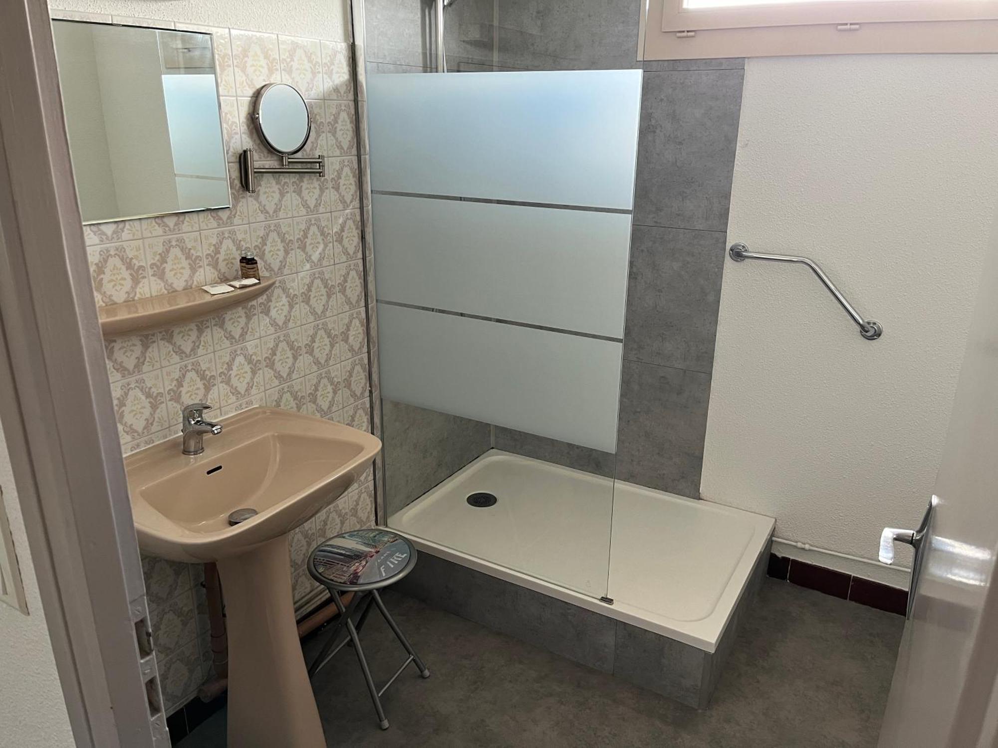 Hotel Le Lyon Vert Commentry Zewnętrze zdjęcie