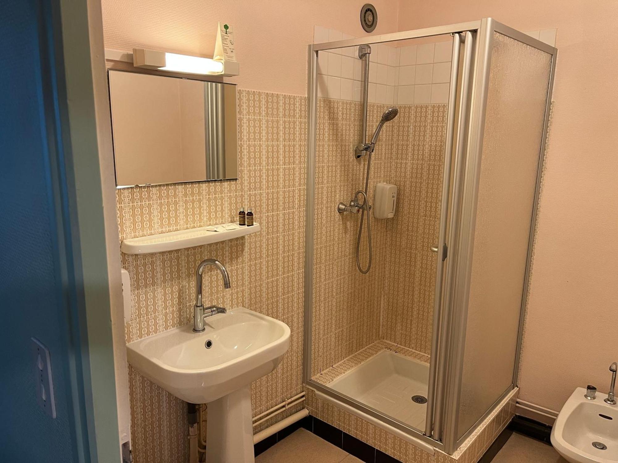 Hotel Le Lyon Vert Commentry Zewnętrze zdjęcie