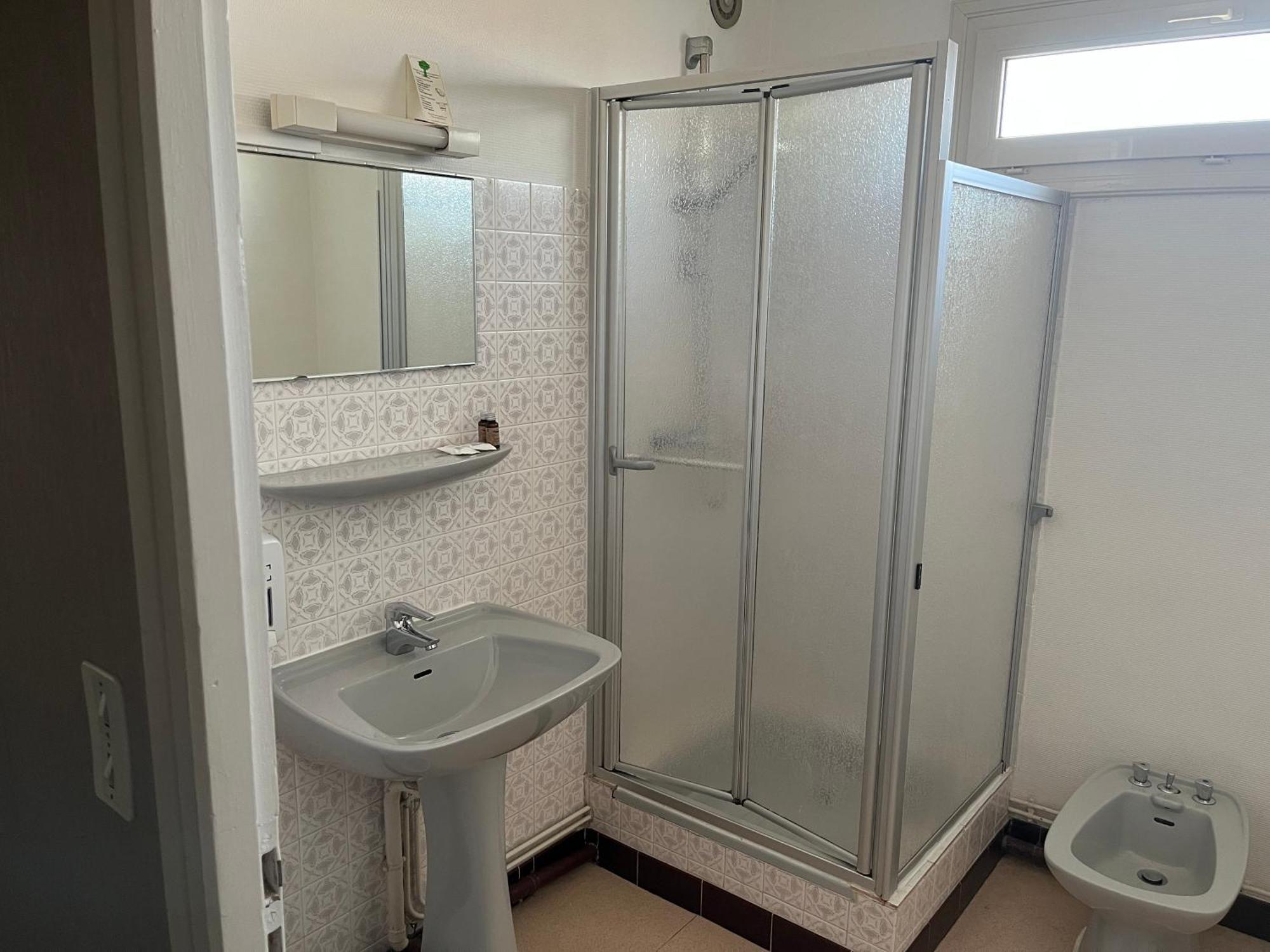 Hotel Le Lyon Vert Commentry Zewnętrze zdjęcie