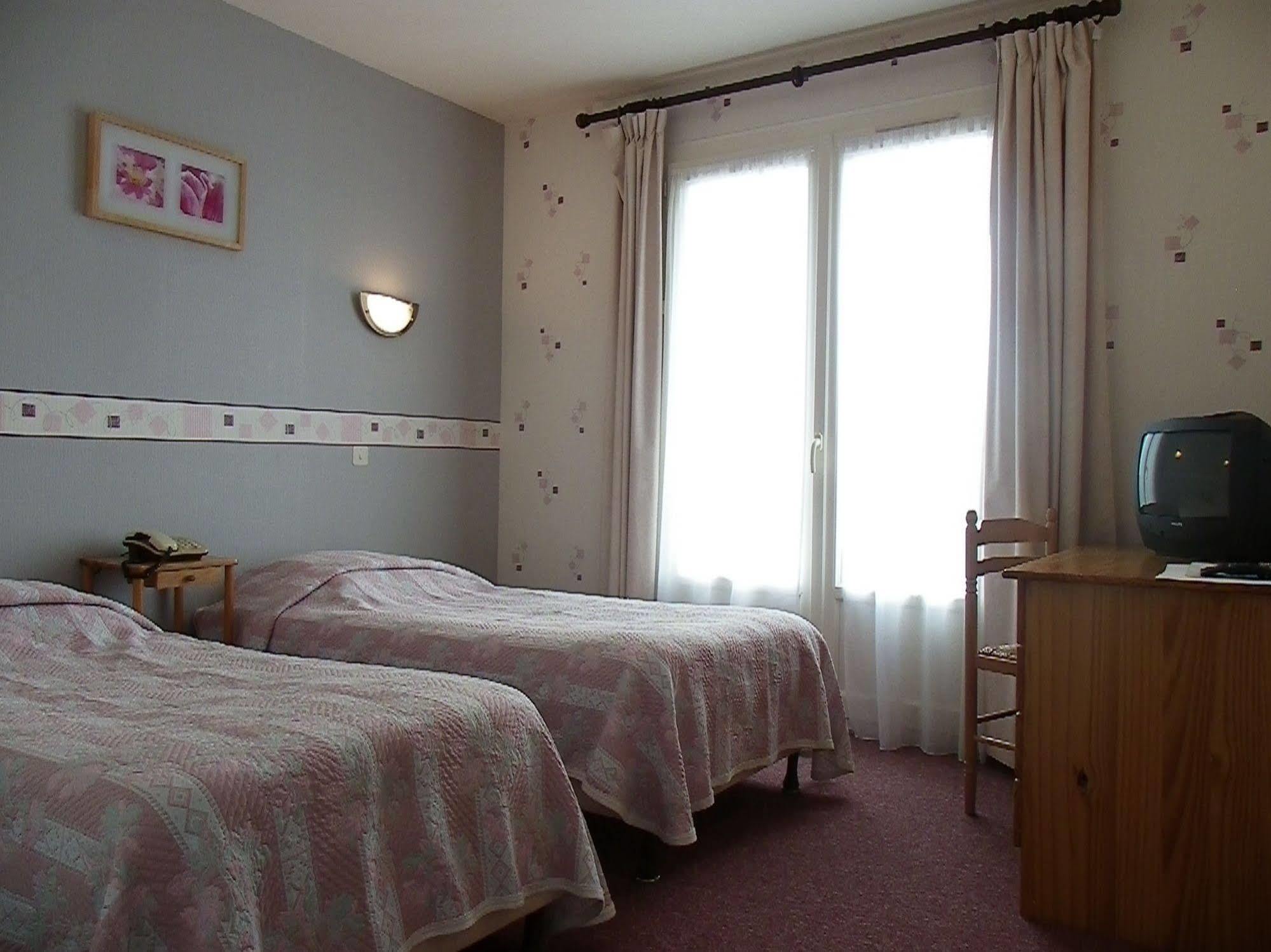 Hotel Le Lyon Vert Commentry Zewnętrze zdjęcie
