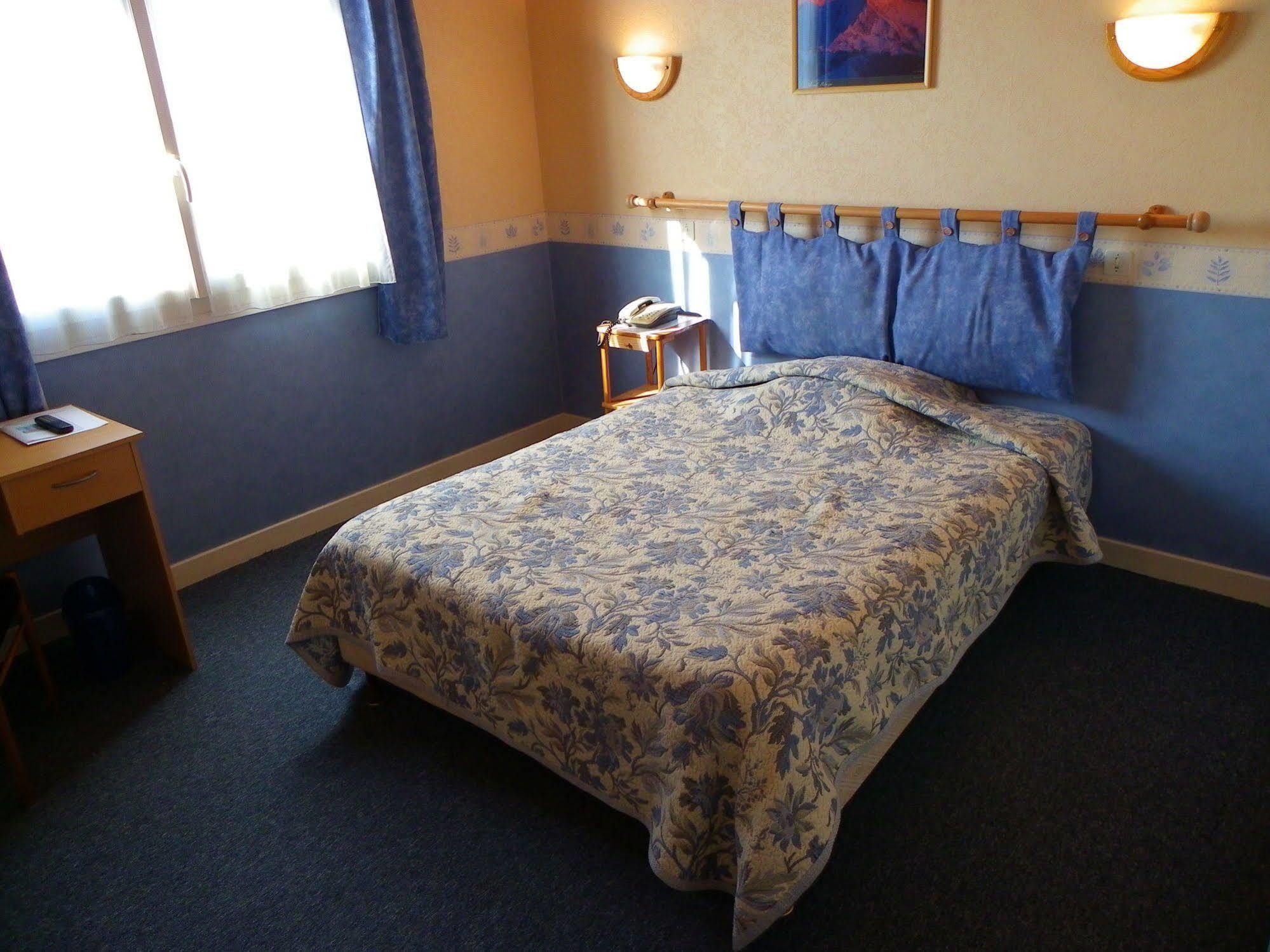 Hotel Le Lyon Vert Commentry Zewnętrze zdjęcie